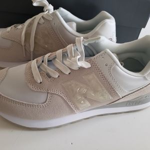 Women's New Balance sz 9 leather sneakers